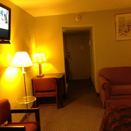 Americas Best Value Inn Macomb Buitenkant foto