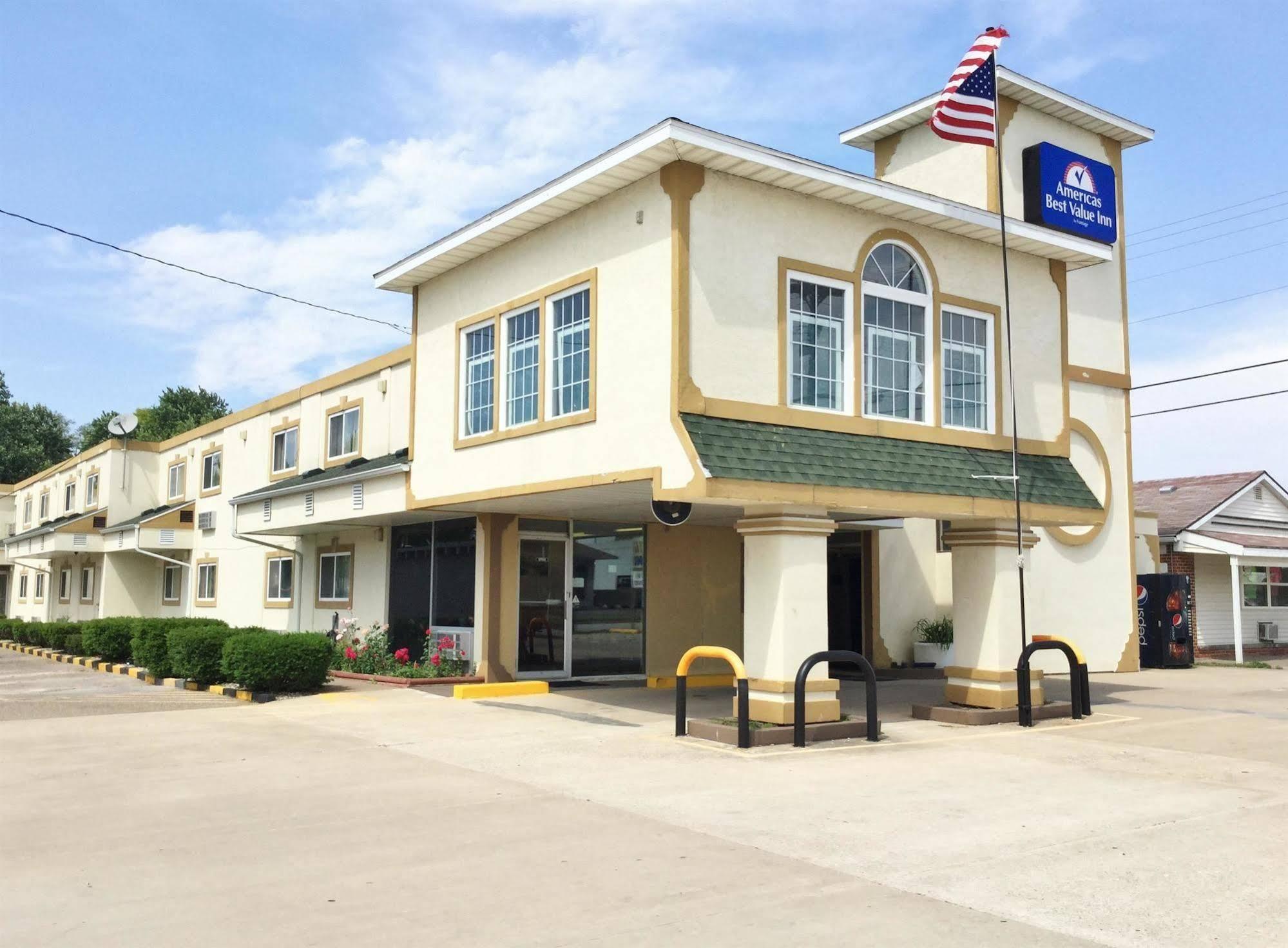 Americas Best Value Inn Macomb Buitenkant foto