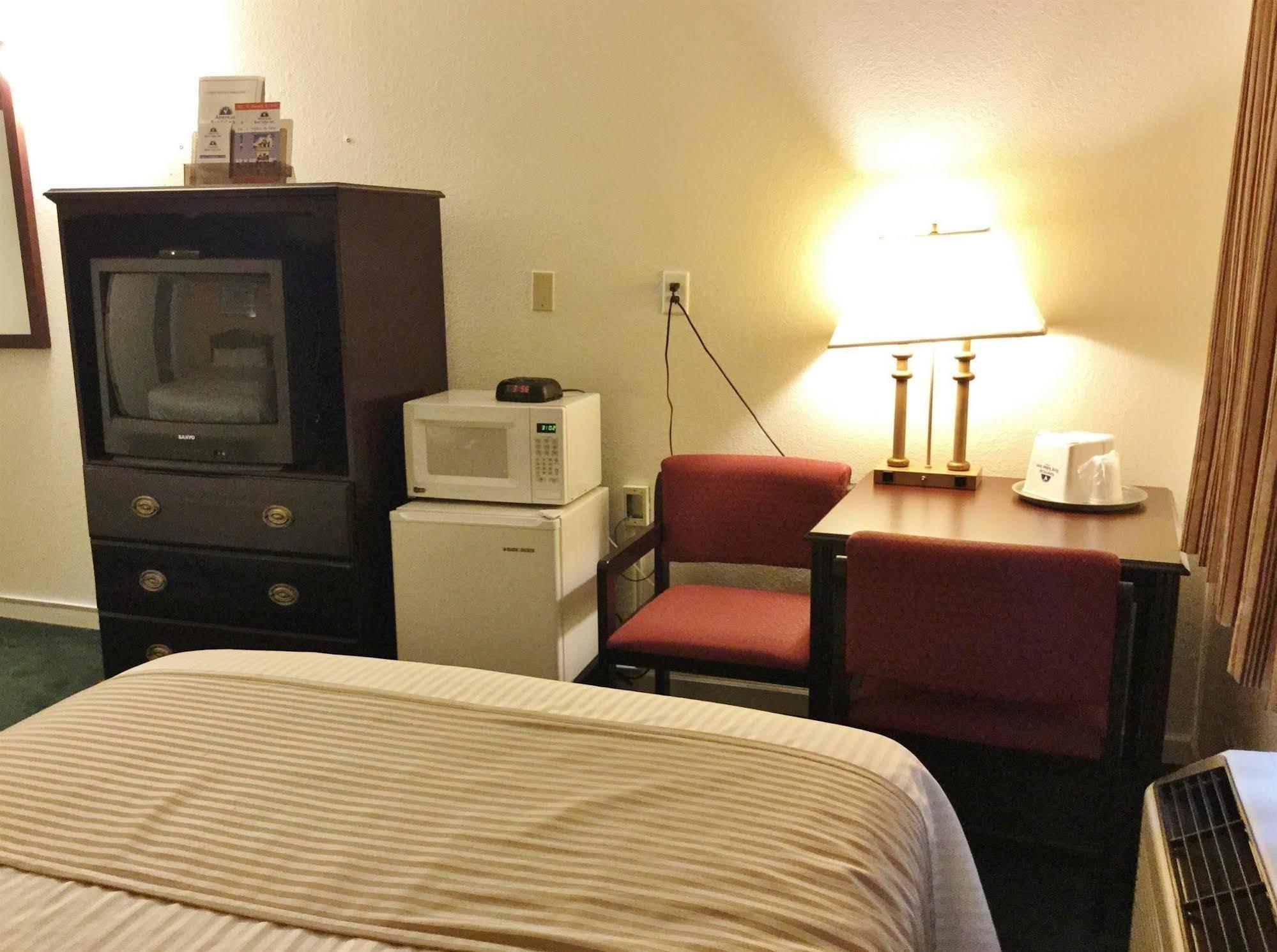 Americas Best Value Inn Macomb Buitenkant foto
