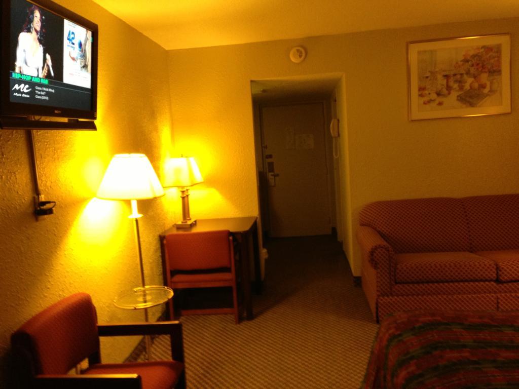 Americas Best Value Inn Macomb Buitenkant foto