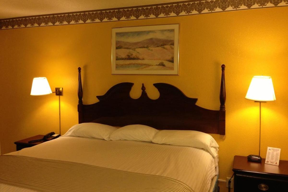 Americas Best Value Inn Macomb Buitenkant foto