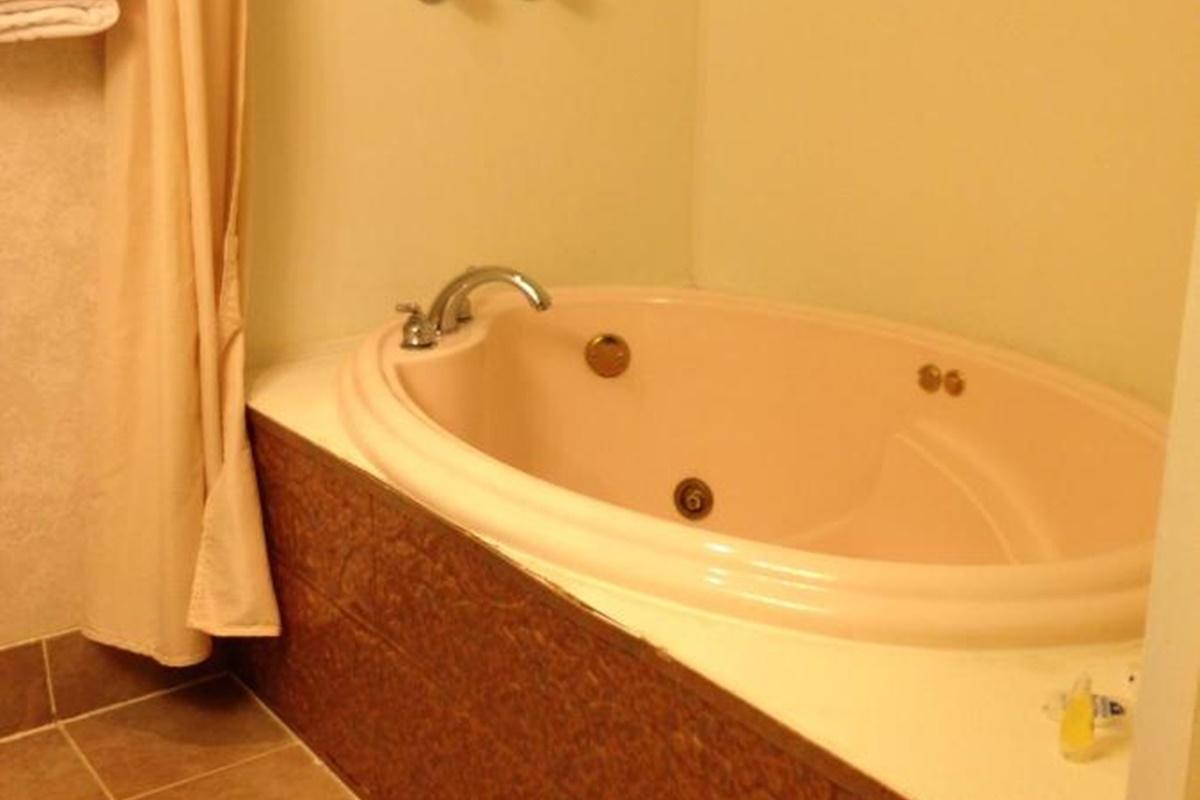 Americas Best Value Inn Macomb Buitenkant foto
