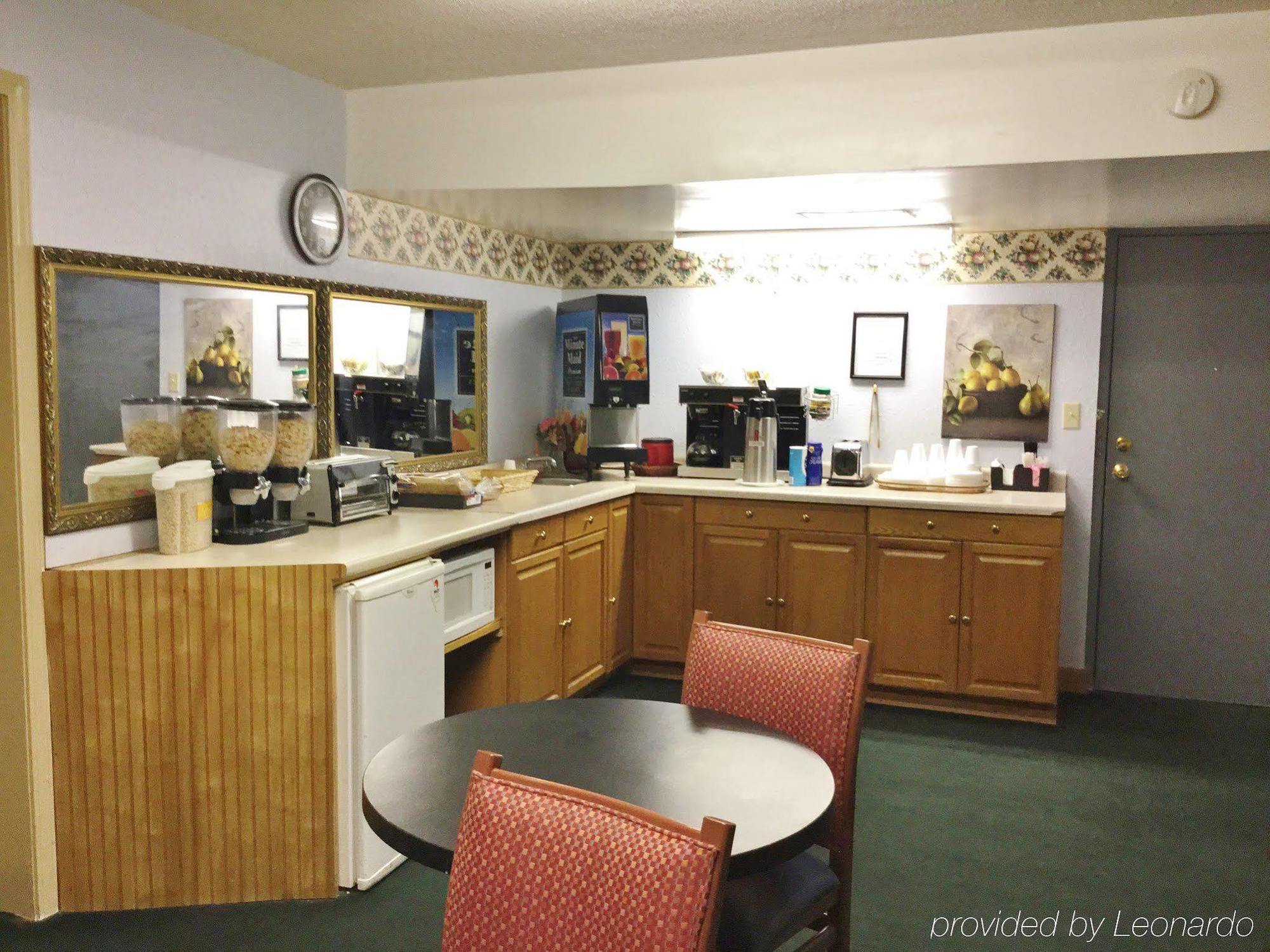 Americas Best Value Inn Macomb Buitenkant foto