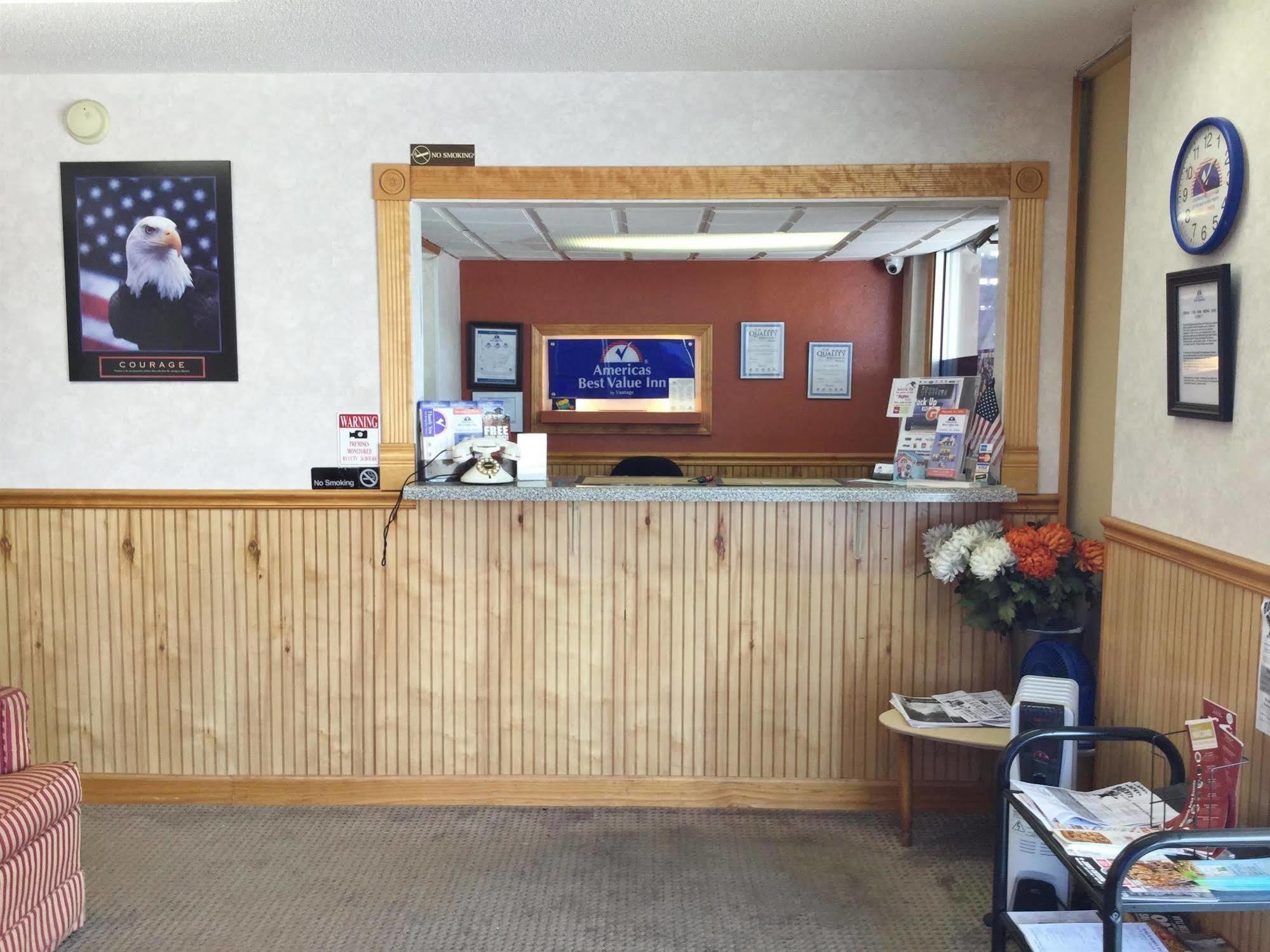 Americas Best Value Inn Macomb Buitenkant foto