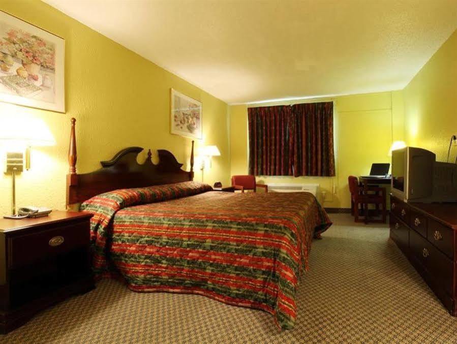 Americas Best Value Inn Macomb Buitenkant foto