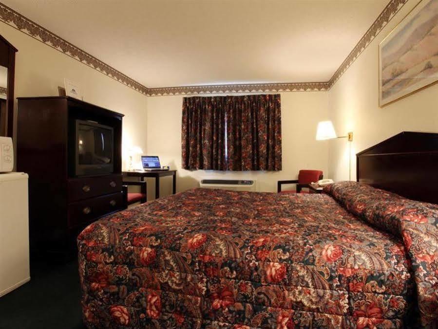 Americas Best Value Inn Macomb Buitenkant foto