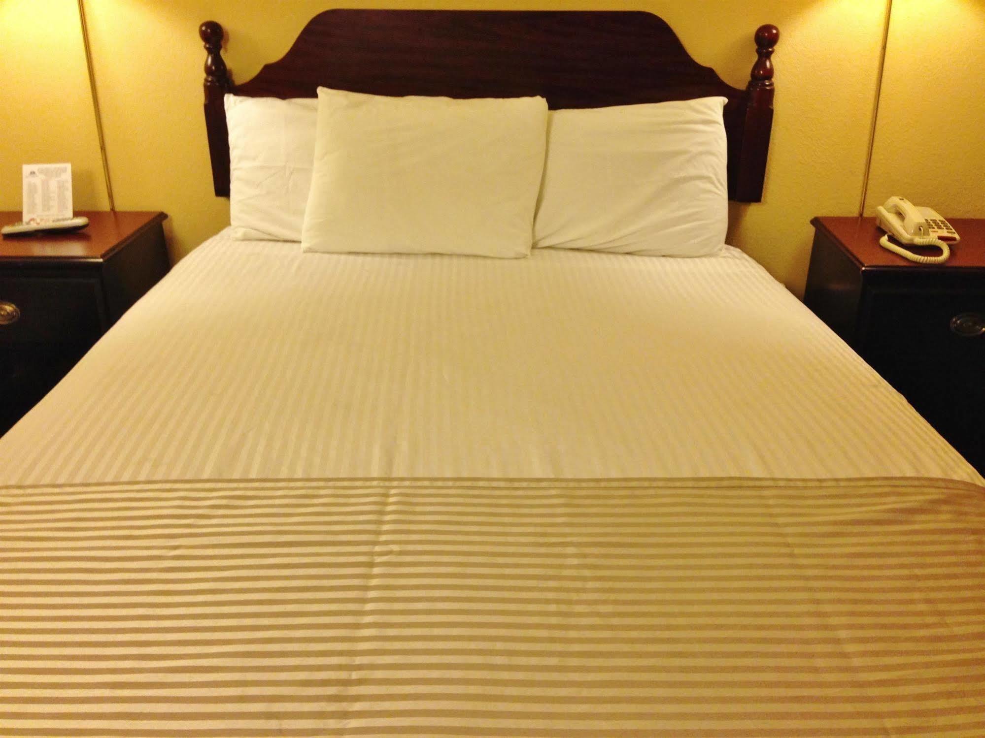Americas Best Value Inn Macomb Buitenkant foto