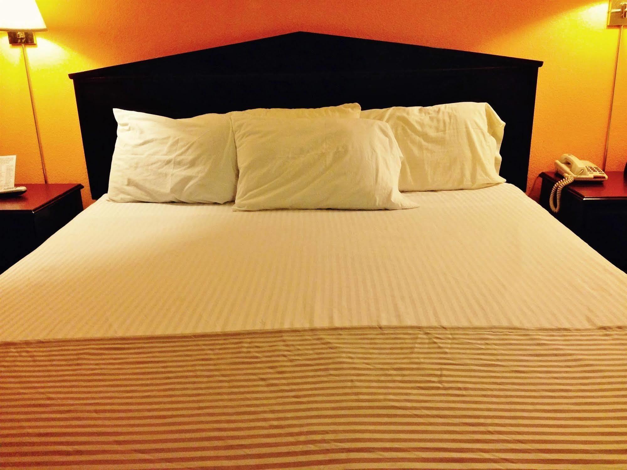 Americas Best Value Inn Macomb Buitenkant foto