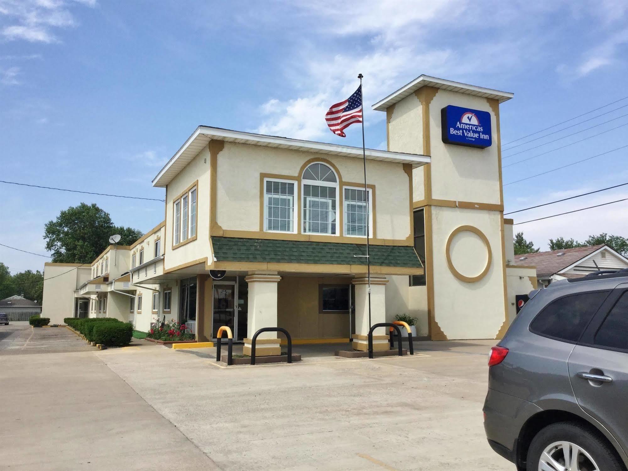 Americas Best Value Inn Macomb Buitenkant foto